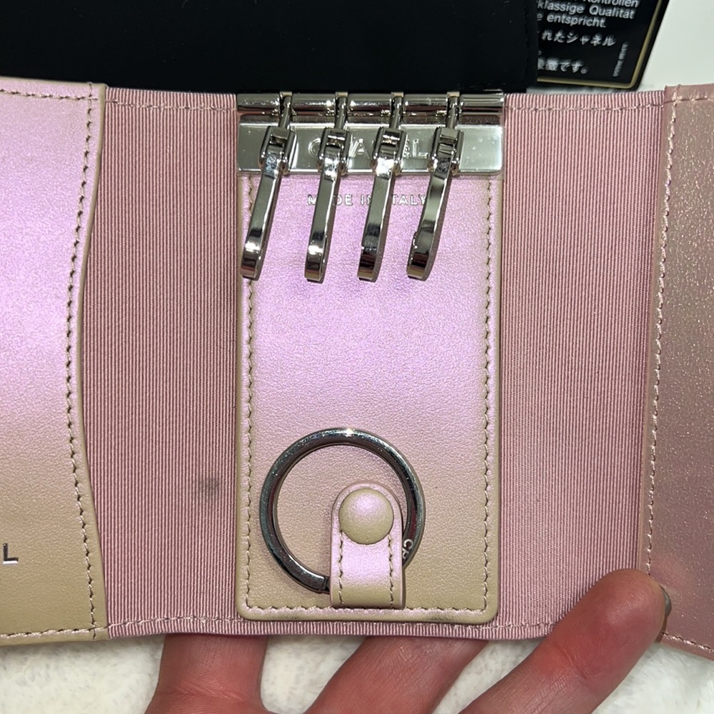 SOLD. 🌸 Chanel Iridescent Pink Key Holder 21K 🌸 - Picture 8 of 16